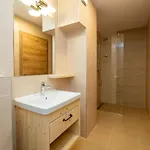 The Woodland Nook - Classic Two Bedroom With Balcony Apartman