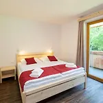 Apartman The Woodland Nook - Classic Two Bedroom With Balcony