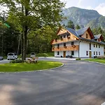 The Woodland Nook - Classic Two Bedroom With Balcony Apartman *