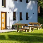 The Woodland Nook - Classic Two Bedroom With Balcony Apartman