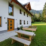 Apartman The Woodland Nook - Classic Two Bedroom With Balcony