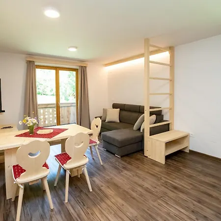 The Woodland Nook - Classic Two Bedroom With Balcony Daire