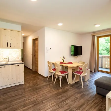 The Woodland Nook - Classic Two Bedroom With Balcony
