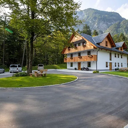The Woodland Nook - Classic Two Bedroom With Balcony Apartment *