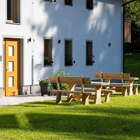 The Woodland Nook - Classic Two Bedroom With Balcony Apartment