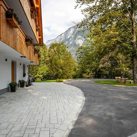 Apartman The Woodland Nook - Classic Two Bedroom With Balcony *