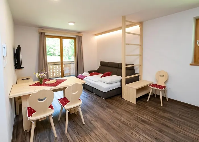 The Woodland Nook - Classic Two Bedroom With Balcony