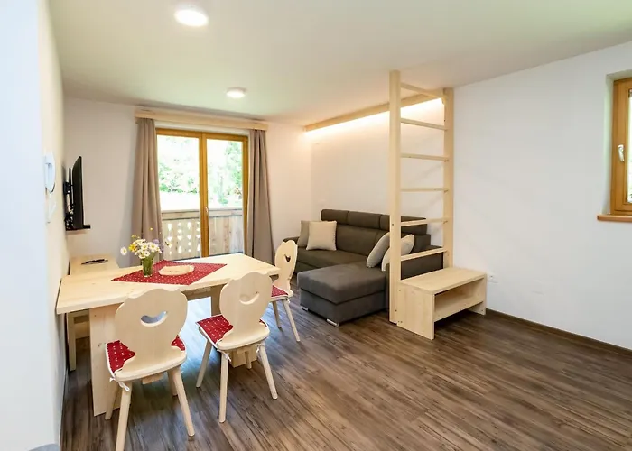 The Woodland Nook - Classic Two Bedroom With Balcony Apartment