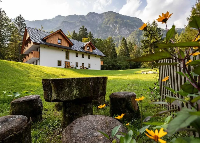 The Woodland Nook - Classic Two Bedroom With Balcony Apartment