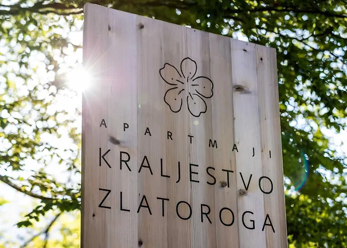 The Woodland Nook - Classic Two Bedroom With Balcony Apartment