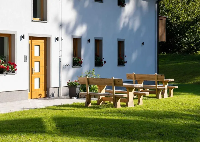 The Woodland Nook - Classic Two Bedroom With Balcony Apartman